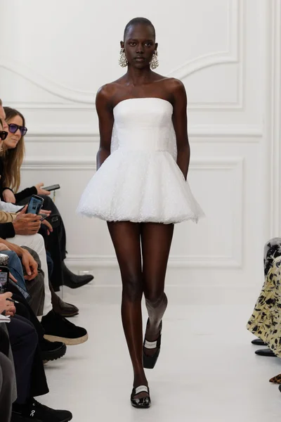 Look 16